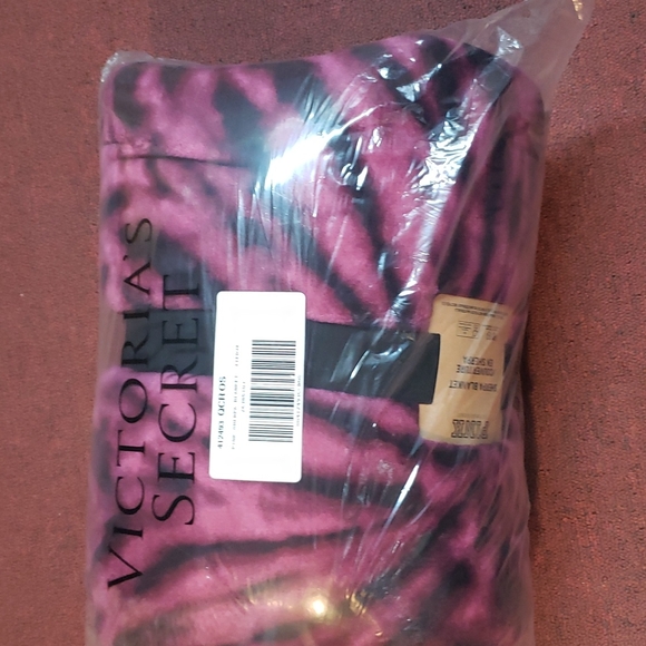 PINK Victoria's Secret Other - New Victoria's secret pink Sherpa blanket